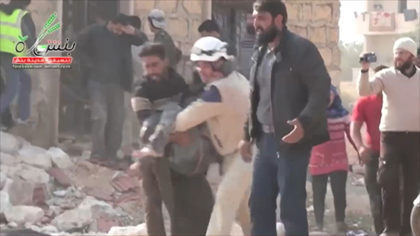 ‪مصابون بإحدى الغارات الروسية بقرية بنش في ريف حلب‬ (الجزيرة)