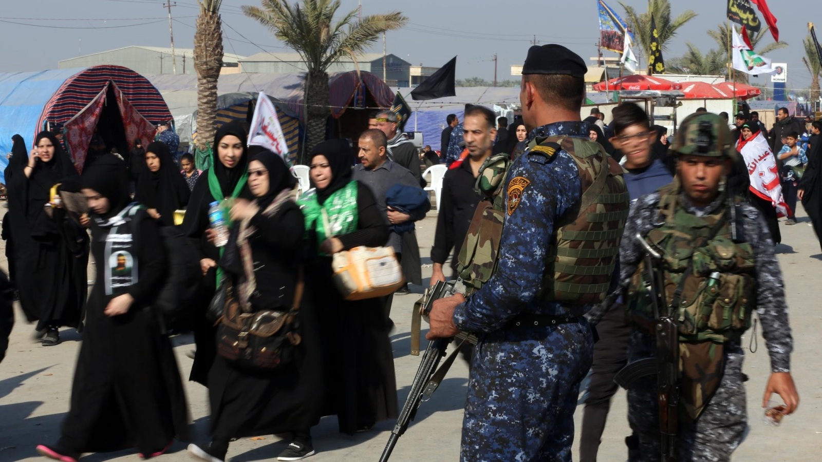 ‪عراقيون شيعة يتوجهون إلى كربلاء لإحياء ذكرى أربعينية الإمام الحسين‬ (أسوشيتد برس)