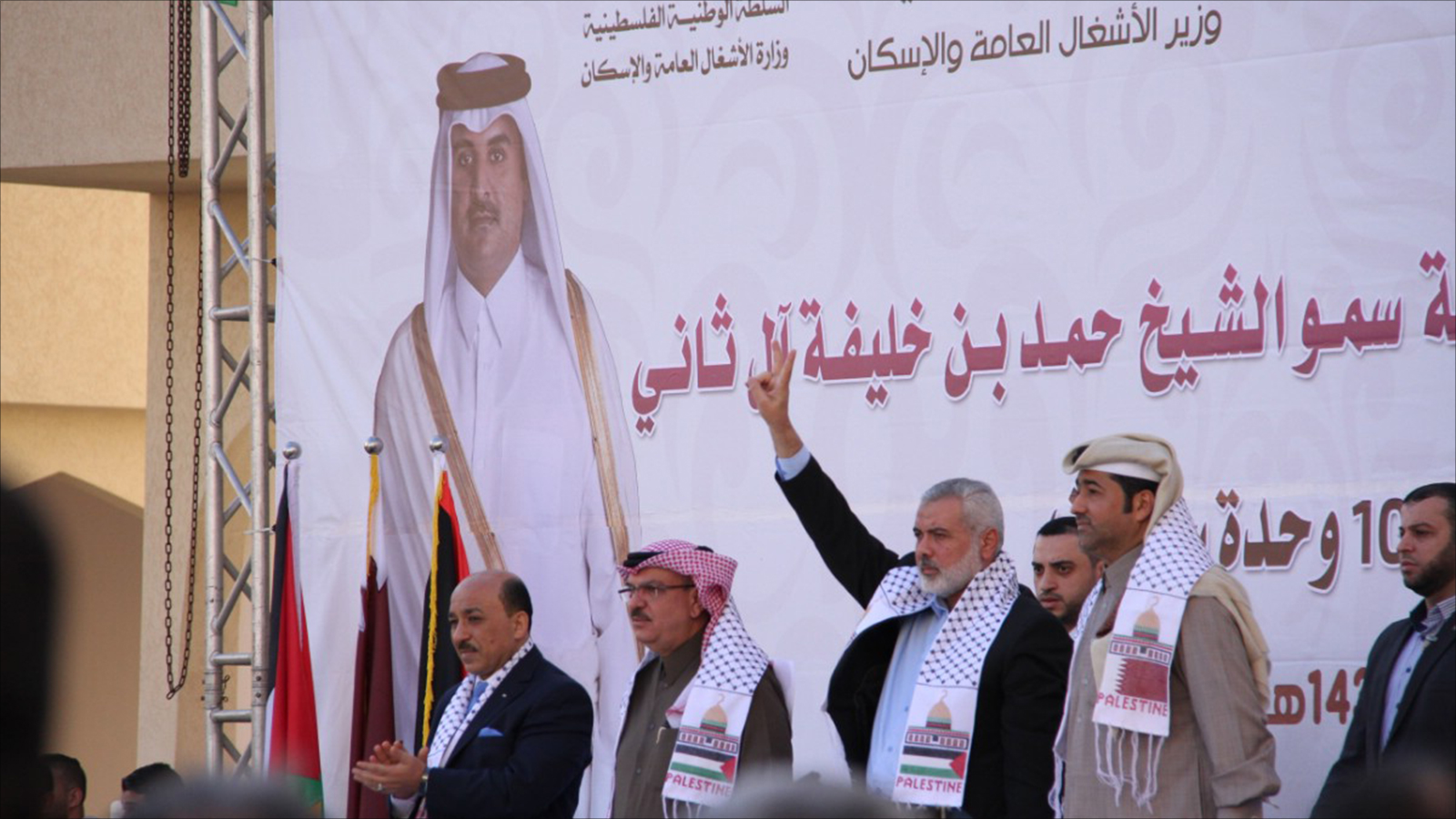 ‪إسماعيل هنية (وسط) وإلى يمينه رئيس اللجنة القطرية لإعادة إعمار غزة محمد العمادي‬ (الجزيرة)