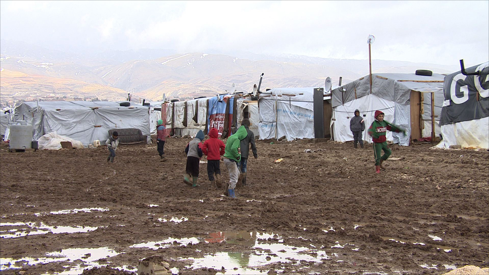 أحد مخيمات اللاجئين السوريين في البقاع اللبناني (الجزيرة)