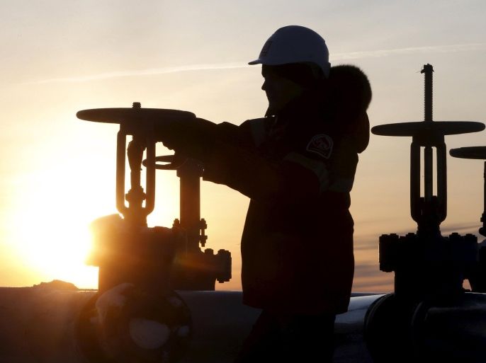 A worker checks the valve of an oil pipe at the Lukoil company owned Imilorskoye oil field outside the West Siberian city of Kogalym, Russia, January 25, 2016. Russia said on Thursday that OPEC kingpin Saudi Arabia had proposed global oil production cuts of up to 5 percent in what would be the first universal deal in over a decade to help clear a glut of crude and prop up sinking prices. Picture taken January 25, 2016. REUTERS/Sergei Karpukhin