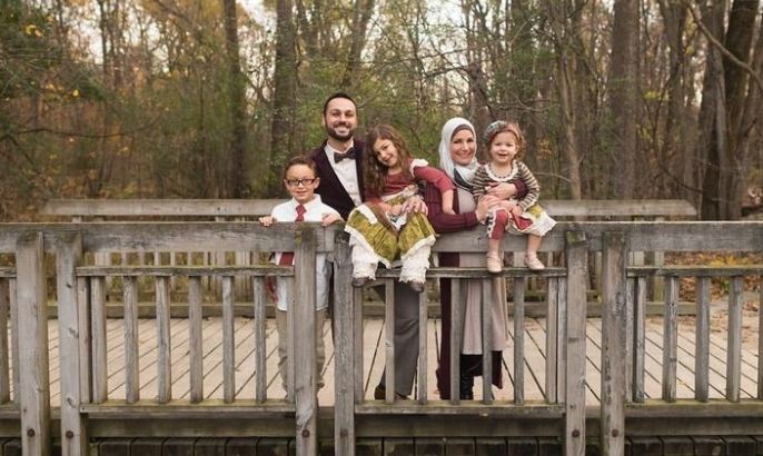 عائلة أميركية مسلمة تتعرض للطرد من طائرة أميركية- فيسبوك