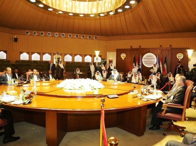 This Thursday, April 21, 2016 photo released by KUNA, Kuwait's state news agency shows delegates meeting in Kuwait City from Yemen's internationally-recognized government, which is backed by a Saudi-led military coalition, and Shiite rebels known Houthis and their allies, who hold the capital, Sanaa.(Amiri Diwan, KUNA via AP)