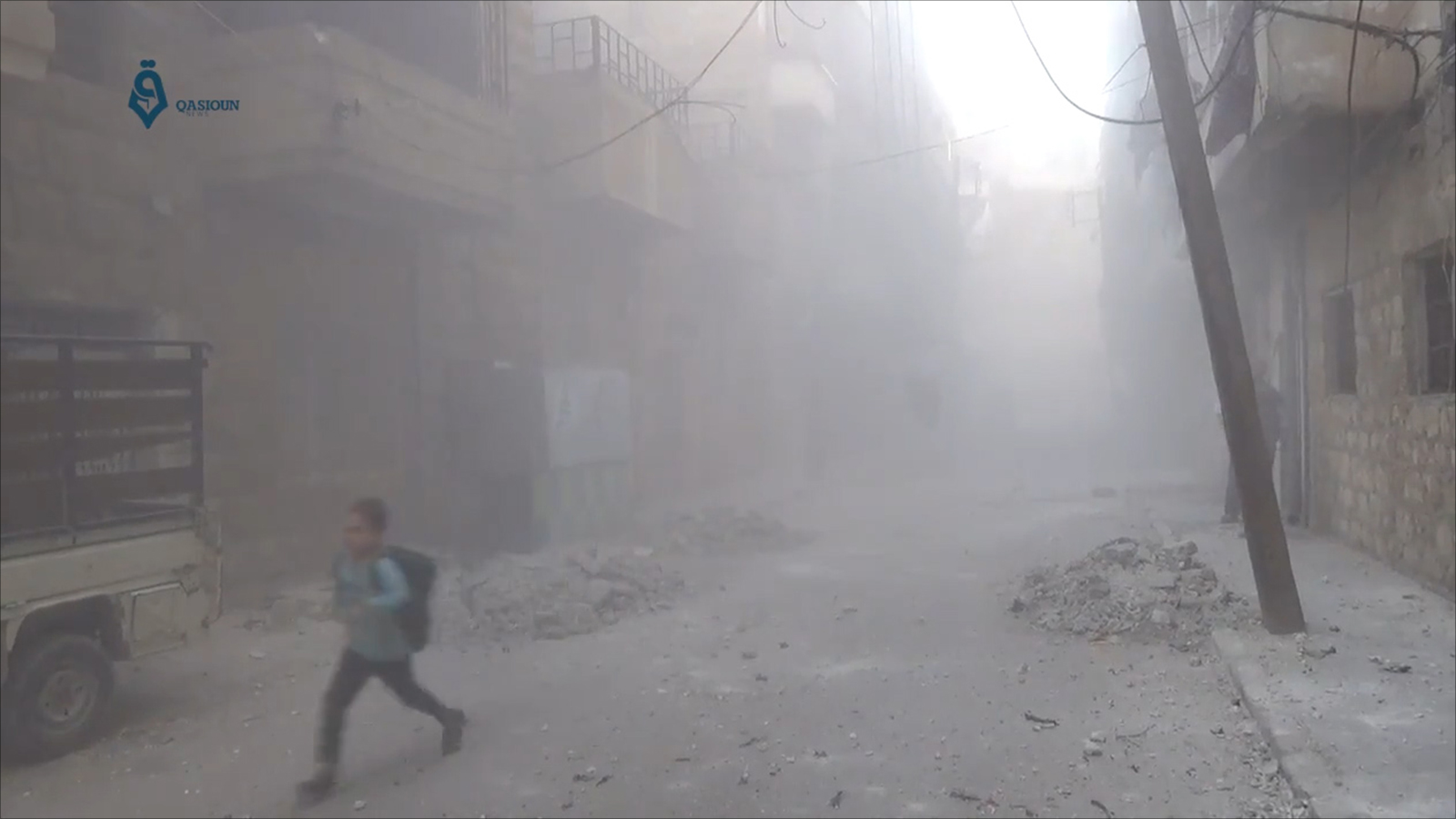 ‪لحظة قصف الطيران الحربي على حي المشهد شرقي حلب‬ (ناشطون)