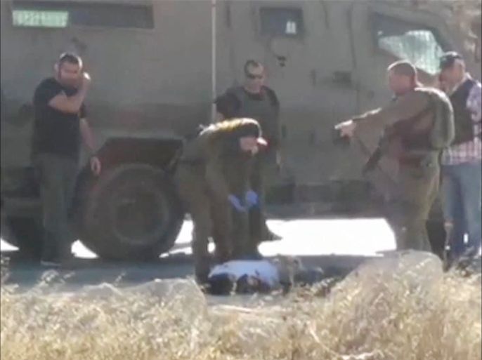 قتلت قوات الاحتلال الإسرائيلي شابا فلسطينيا أثناء تفتيشه عند حاجز جنوب مدينة الخليل بزعم محاولته طعن جندي