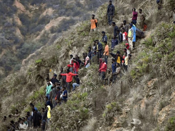 African migrants gather on a hill after crossing a border fence between Morocco and Spain's north African enclave of Ceuta October 31, 2016. REUTERS/Antonio Sempere FOR EDITORIAL USE ONLY. NO RESALES. NO ARCHIVES. TPX IMAGES OF THE DAY