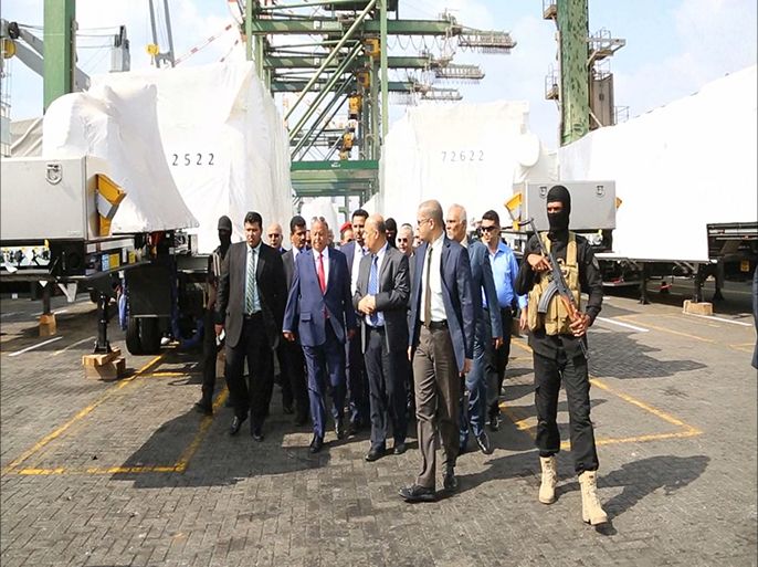 صور زيارة الرئيس هادي إلى ميناء عدن وحديثه عن شكر قطر لاقديمها الدعم لليمن في مجال الكهرباء .