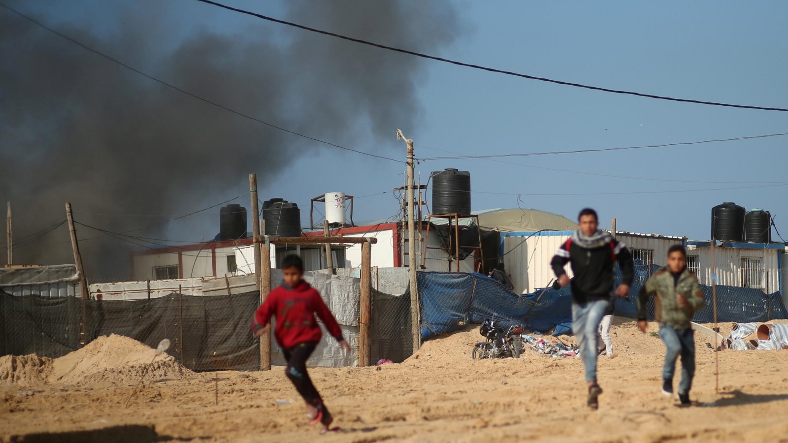  أعمدة الدخان تتصاعد من موقع استهدفته طائرات جيش الاحتلال الإسرائيلي شمال غزة بزعم تبعيته لحماس قبل يومين(رويترز)