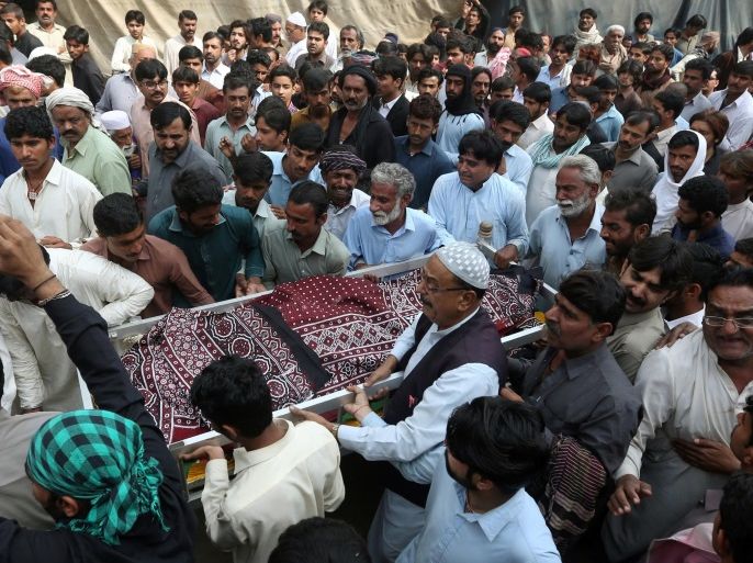 Men and relatives carry the body of a man, who was killed in a suicide blast at the tomb of Sufi saint Syed Usman Marwandi, also known as the Lal Shahbaz Qalandar shrine, during a funeral in Sehwan Sharif, Pakistan's southern Sindh province, February 17, 2017. REUTERS/Akhtar Soomro