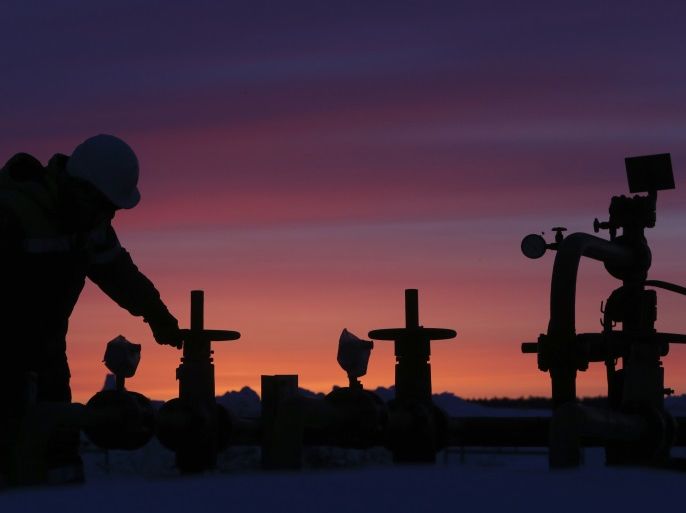 A worker checks the valve of an oil pipe at an oil field owned by Bashneft company near the village of Nikolo-Berezovka, northwest from Ufa, Bashkortostan, January 28, 2015. New European Union sanctions against Russia could include further capital markets restrictions, making it harder for Russian companies to refinance themselves and possibly affecting Russian sovereign bonds and access to advanced technology for the oil and gas sectors, EU officials said on Wednesday. REUTERS/Sergei Karpukhin (RUSSIA - Tags: ENERGY BUSINESS INDUSTRIAL POLITICS)