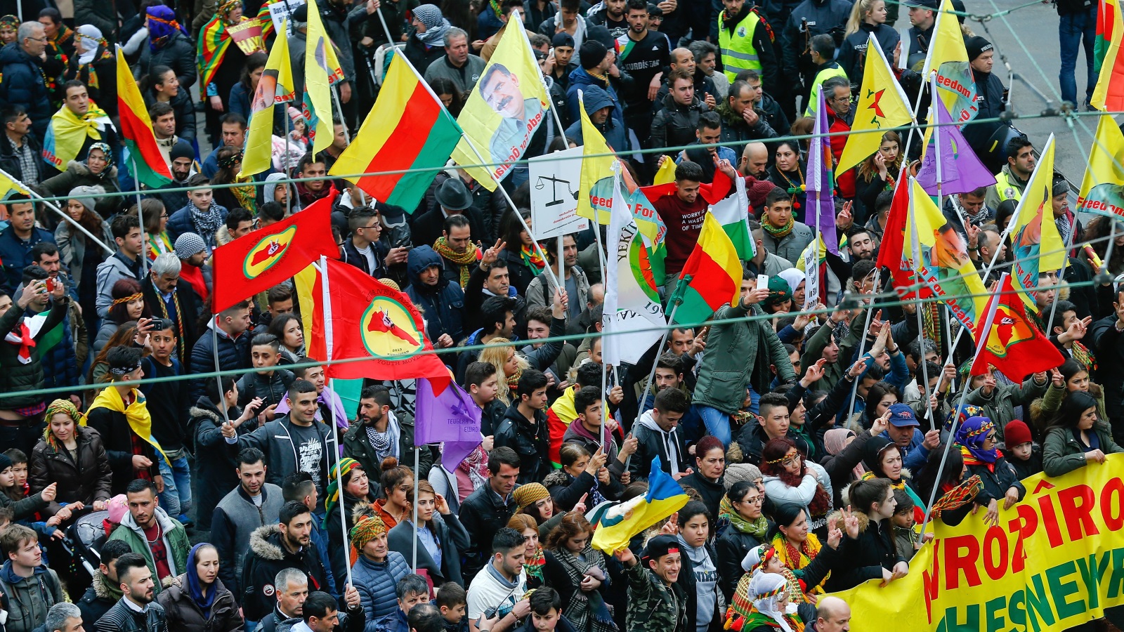 ‪السلطات الألمانية سمحت بمظاهرة الأكراد ومنعت فعاليات مؤيدة لأردوغان‬ السلطات الألمانية سمحت بمظاهرة الأكراد ومنعت فعاليات مؤيدة لأردوغان (رويترز)