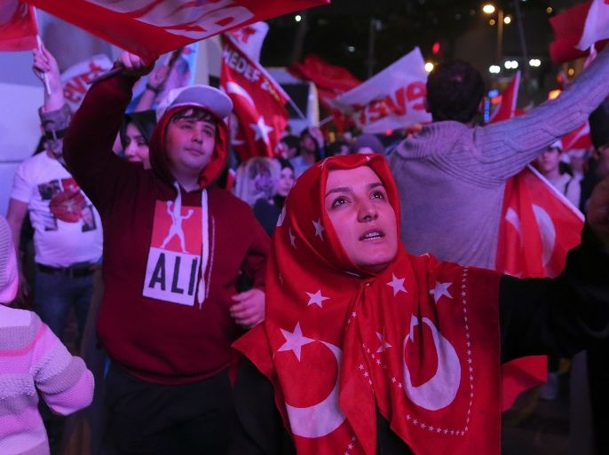 Supporters of Turkish President Tayyip Erdogan celebrate in Istanbul April 16, 2017. REUTERS/Huseyin Aldemir
