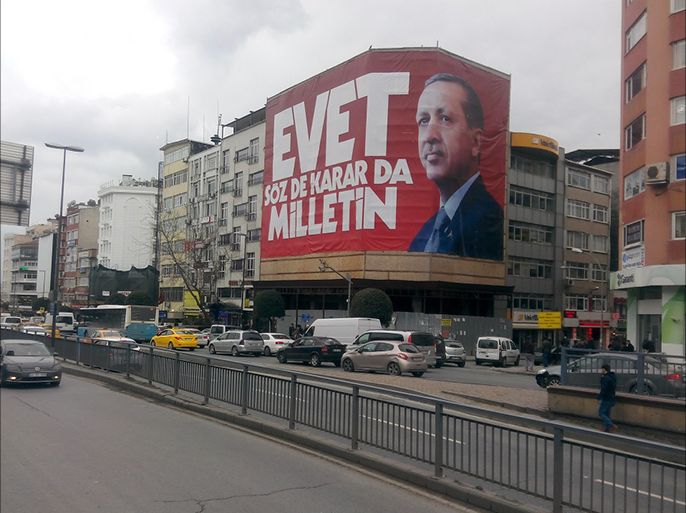 لافتة ضخمة في مدينة اسطنبول تدعو للتصويت بنعم في استفتاء التعديلات الدستورية