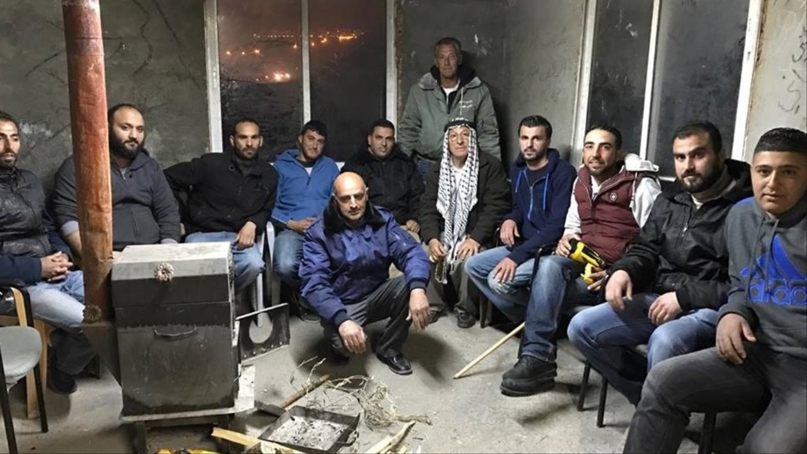 فلسطينيون من مختلف الأعمار في قرية مخماس يشاركون في حراسة بلدتهم وصد هجمات المستوطنين (الجزيرة)