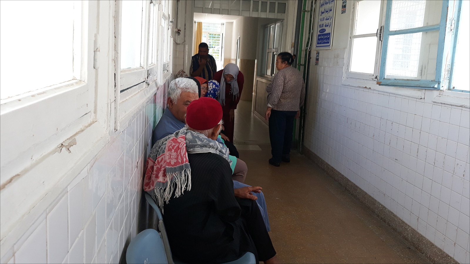 جانب من أهالي المرضى داخل قسم الأمراض الجرثومية في مستشفى فرحات حشاد (الجزيرة)
