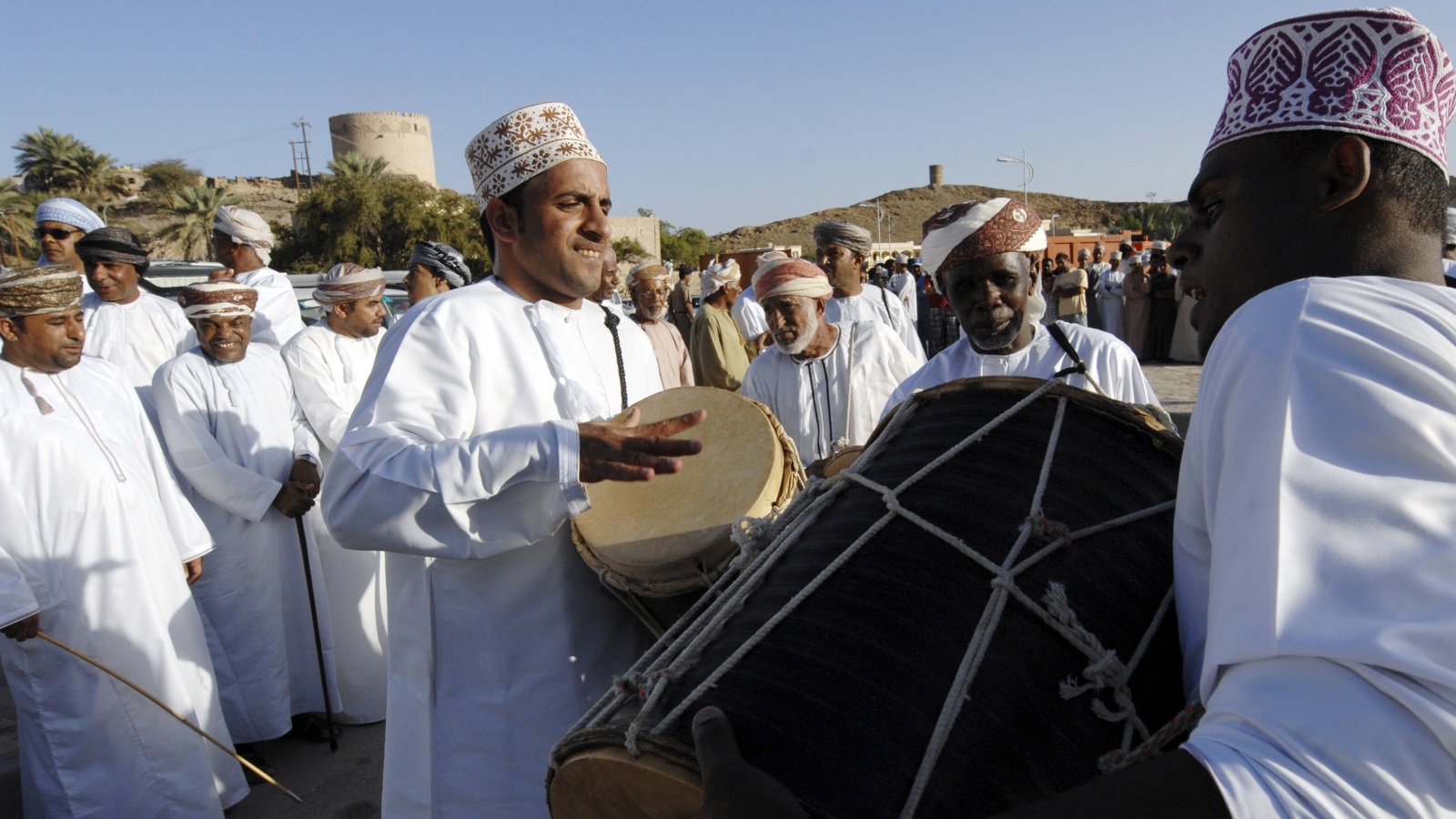 فرقة شعبية عمانية تحيي التراث في دار الأوبرا (رويترز)