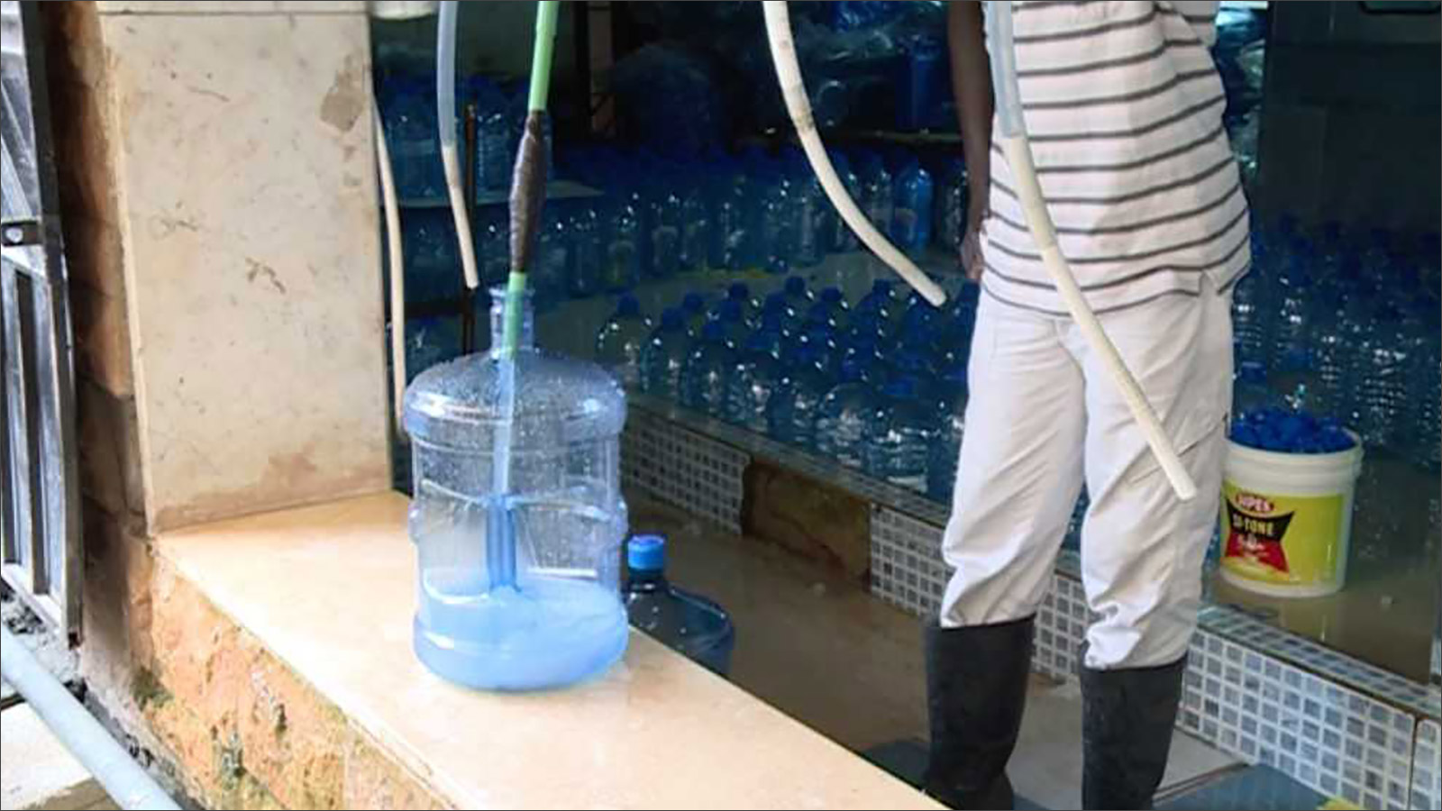مياه الشرب صارت محل شك لدى كثير من اللبنانيين (الجزيرة)