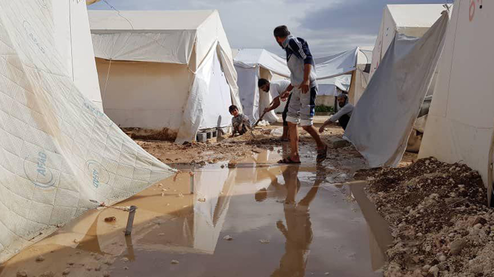 العاصفة المطرية فرضت حظر تجول على سكان المخيم (الجزيرة)