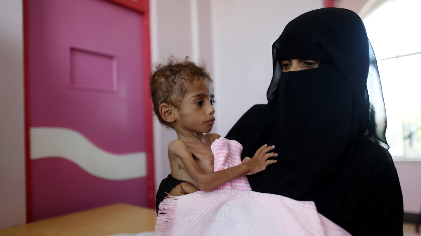 ‪حرب السعودية أدت إلى تفشي المجاعة والأمراض في اليمن‬ (رويترز)