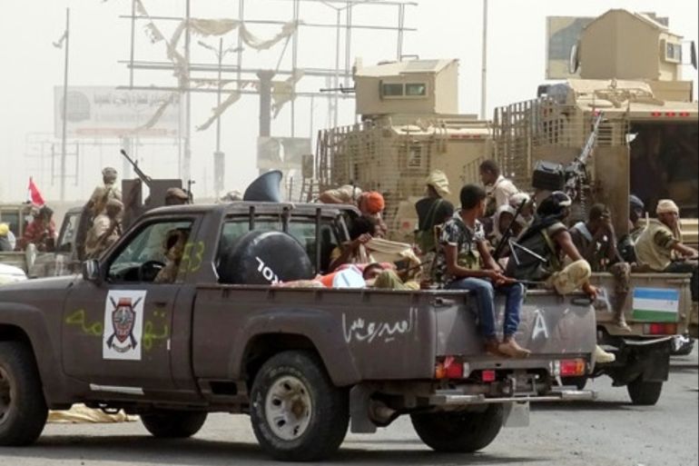 epa07153981 Yemeni pro-government forces take part in military operations as they advance in the port city of Hodeidah, Yemen, 09 November 2018. According to reports, the Saudi-led military coalition and Yemeni government forces have drastically escalated assaults on the Houthi rebels-controlled port city of Hodeidah as UN-brokered peace talks between the warring parties in Yemen have been postponed until December 2018. EPA-EFE/STRINGER