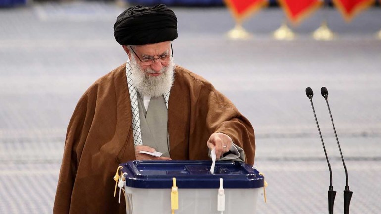 المرشد الإيراني علي خامنئي يدلي بصوته في الانتخابات البرلمانية