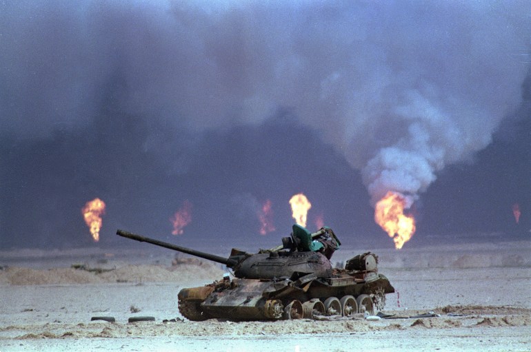 GULF WAR, OPERATION DESERT STORM, DESTROYED BURNED OUT IRAQI TANK, EQUIPMENT, BURNING OIL WELLS, TOXIC SMOKE AIR POLLUTION, HEALTH ENVIRONMENTAL DISASTER, AFTERMATH