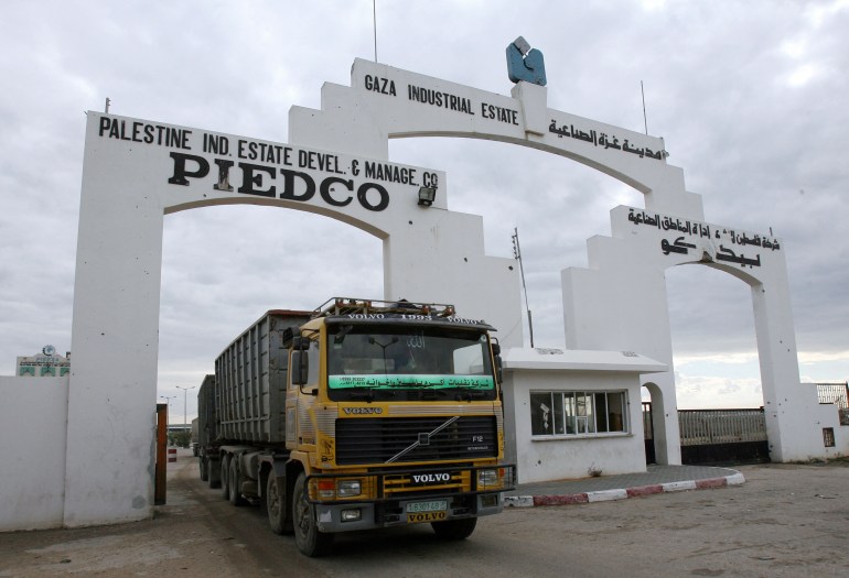Trucks arrive carrying wheat into the Gaza Strip on December 26, 2008, at the Karni crossing point with Israel. The spectre of a military invasion loomed large over Gaza today as militants fired another volley of rockets despite Israeli warnings that failure to stop the attacks would lead to bloodshed. The Israeli authorities nonetheless opened crossings to allow the delivery of humanitarian aid, including fuel and medicine, to the aid-dependent population who are desperately short of vital supplies after Israel tightened its bloackade on November 4. AFP PHOTO/MOHAMMED ABED (Photo by MOHAMMED ABED / AFP)