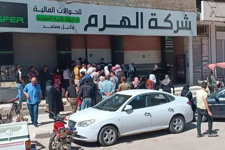 1 - عشرات السوريين ينتظرون الحصول على الحوالات المالية من المغتربين لتأمين مصاريف شهر رمضان