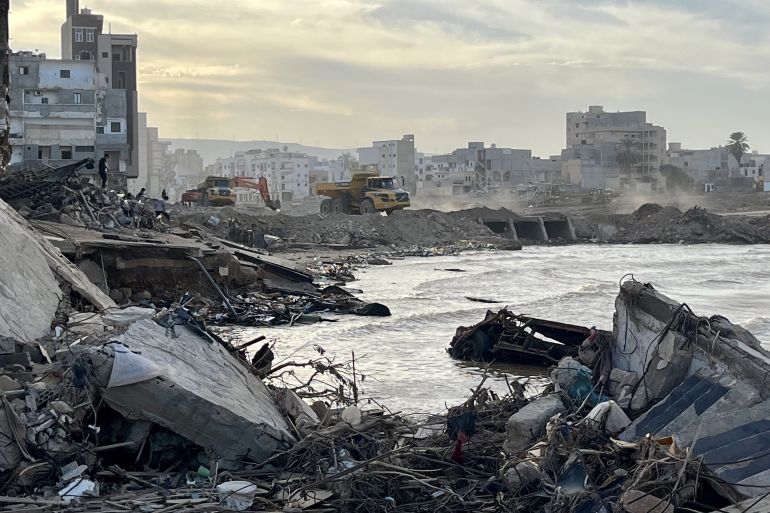 رغم مرور شهرين ما زالت مياه الفيضانات وآثار التدمير جاثمة في قلب مدينة درنة -الصور مصدرها: مجموعة الأزمات الدولية