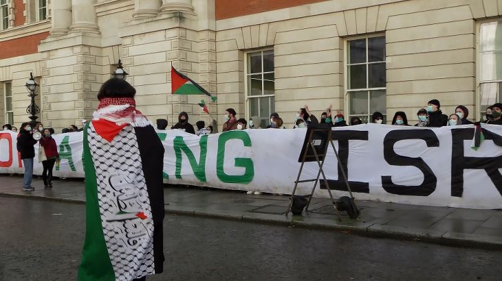 متظاهرون يغلقون مدخل وزارة التجارة وسط لندن احتجاجا على حرب غزة