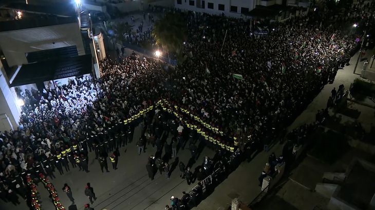 آلاف الأردنيين يتظاهرون بمحيط السفارة الإسرائيلية تنديدا بالحرب على غزة