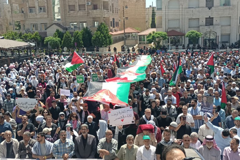 الأردنيون رفعوا الأعلام الأردنية والفلسطينية .. الجزيرة نت
