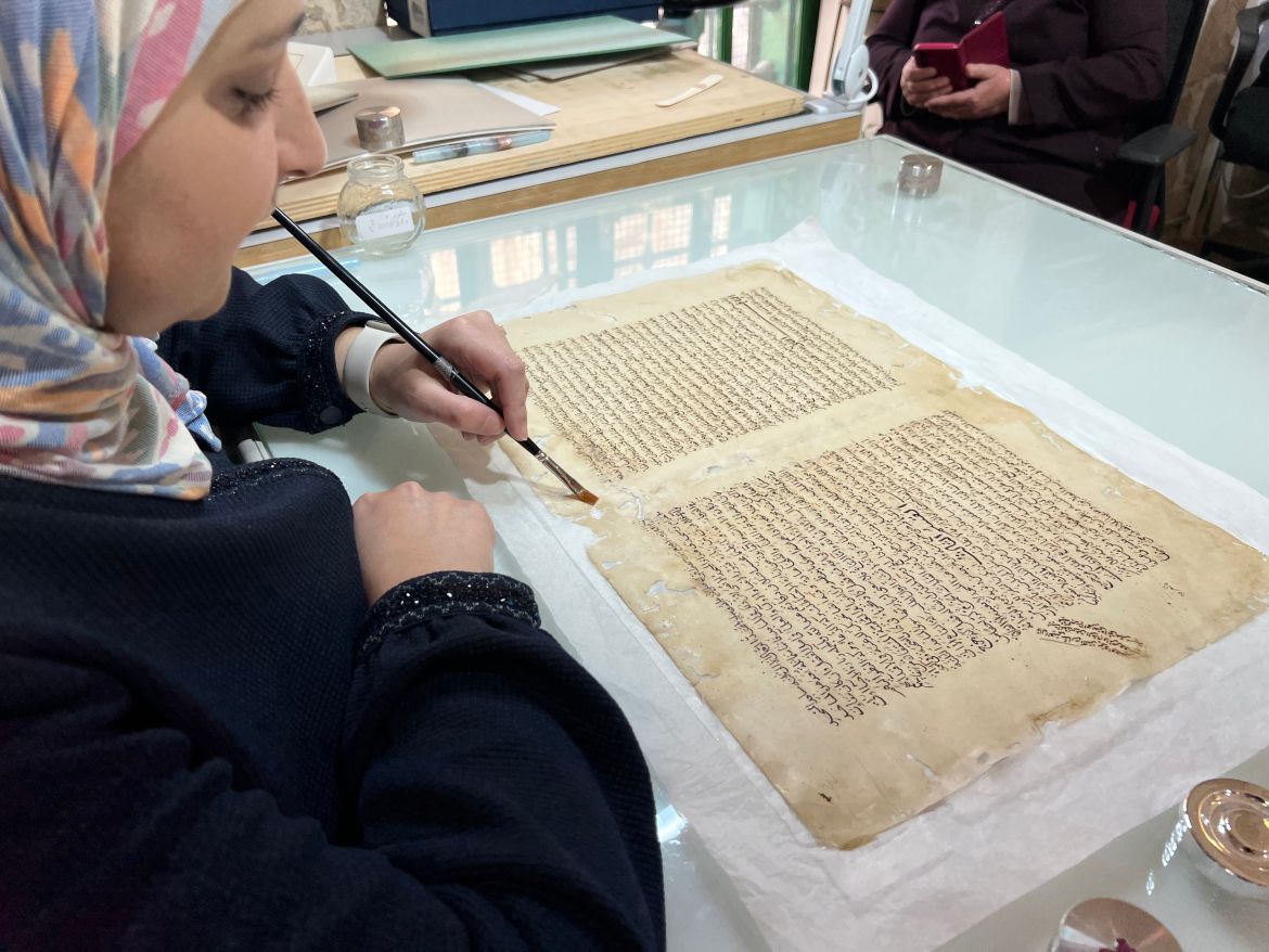 القدس-المسجد الأقصى - مركز ترميم المخطوطات-2 أبريل 2024 - خاص بالجزيرة نت