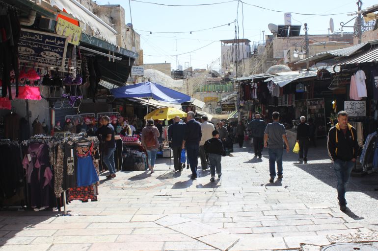 3-باب العامود، البلدة القديمة، القدس، مجموعة من المقدسيين في يتجولون في باب العامود من الداخل(الجزيرة نت)