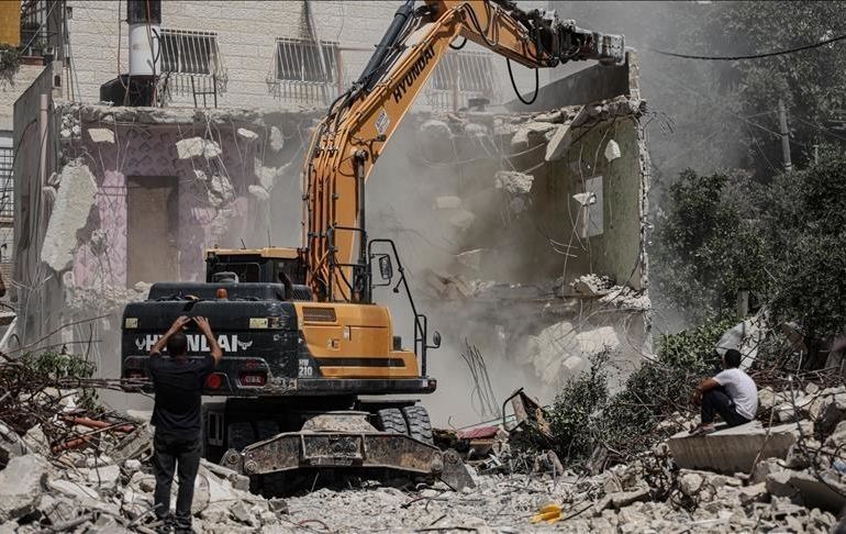 الجيش الإسرائيلي يهدم عمارة سكنية وحظائر أغنام شرقي القدس