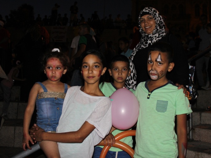 ‪المقدسية أم محمود وأطفالها خلال الاحتفال‬ (الجزيرة)