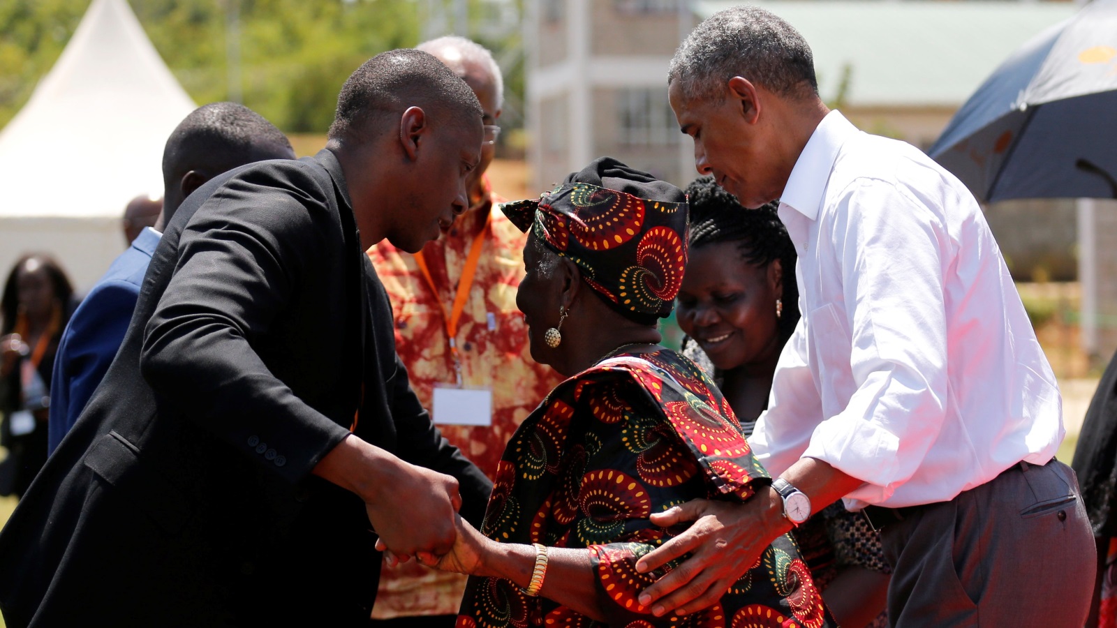 على وقع الموسيقي التقليدية باراك أوباما يرقص مع زوجة جده سارة أوباما (رويترز)