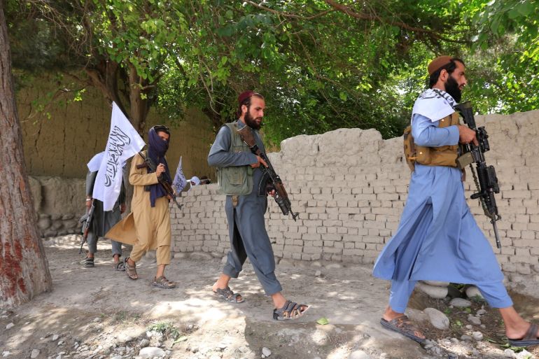 عدد من مقاتلي طالبان خلال إحدى فترات وقف إطلاق النار (رويترز)