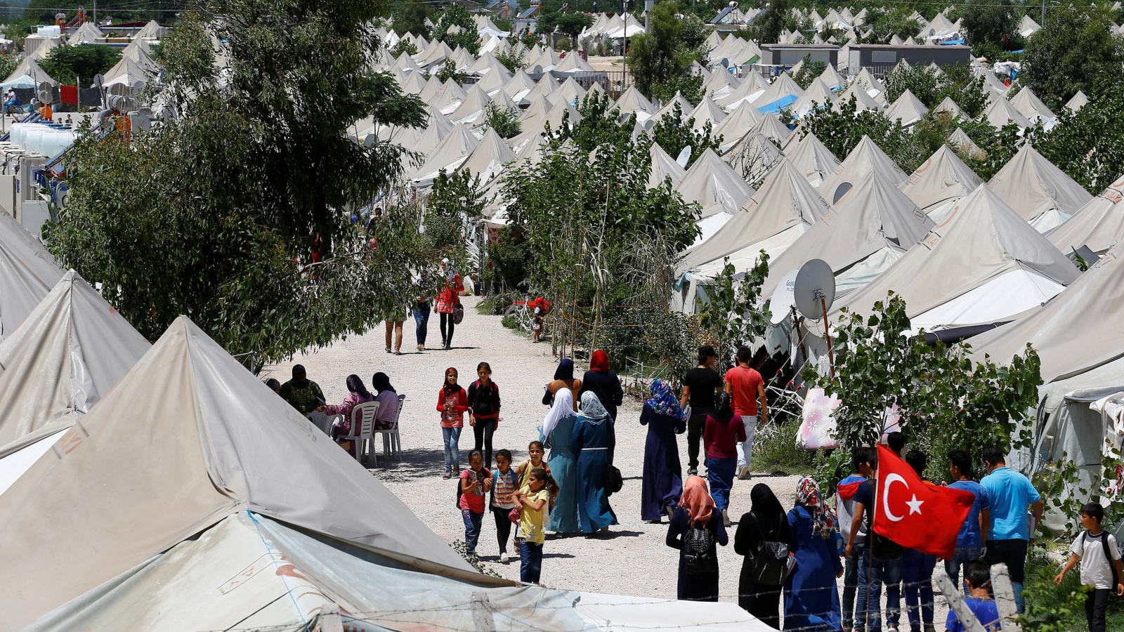 ‪تركيا تستضيف ملايين اللاجئين السوريين وتخشى من تدفق موجة هجرة جديدة‬  (الأوروبية)