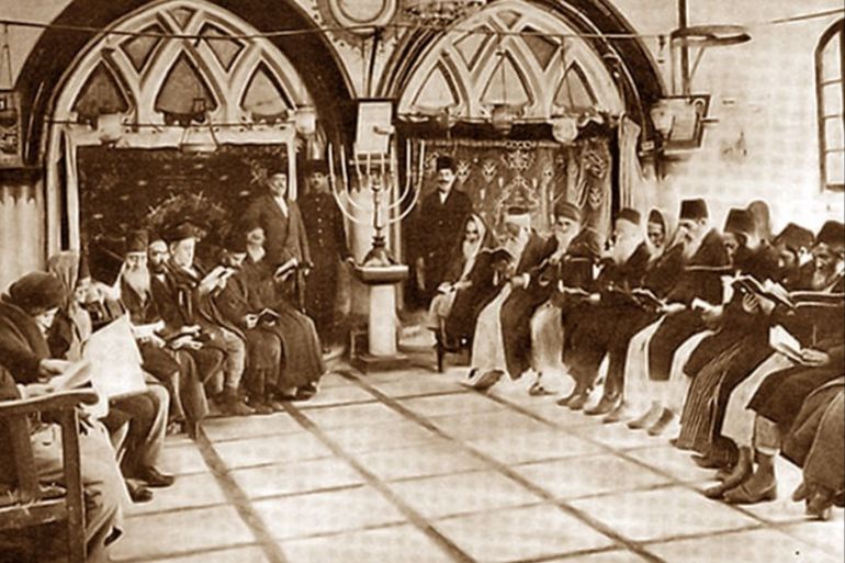 صورة التقطت عام 1893 لاجتماع اليهود في القدس بقيادة الحاخام باتشي