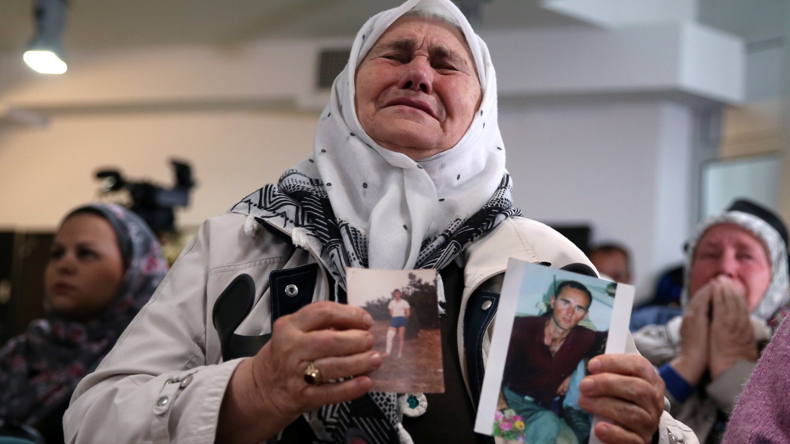 ‪والدة ضحية في مجزرة سيربرينتشا خلال متابعة جلسة الحكم اليوم‬ (رويترز)