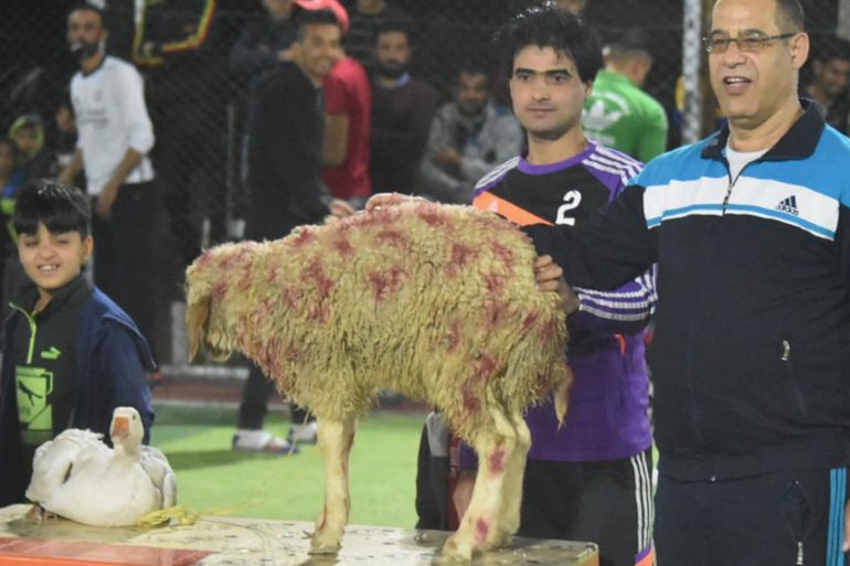 بالصور...خروف وبطة جائزة الفوز ببطولة خماسية لكرة القدم جنوب العراق