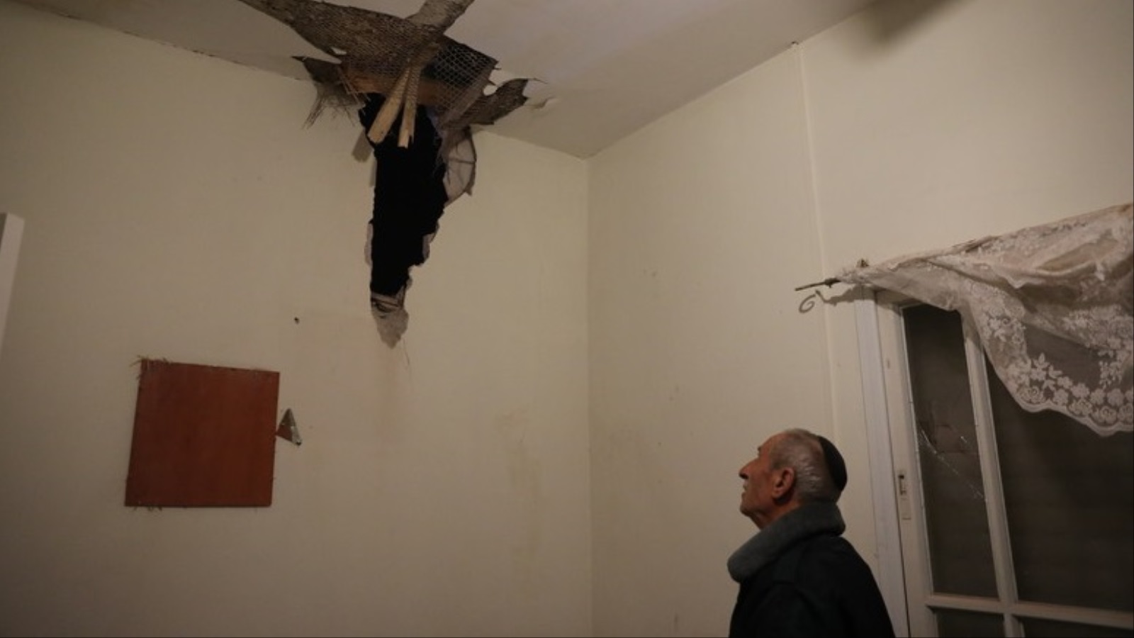 ‪منزل في مستوطنة سديروت أصابته قذيفة فلسطينية‬ (الأوروبية)