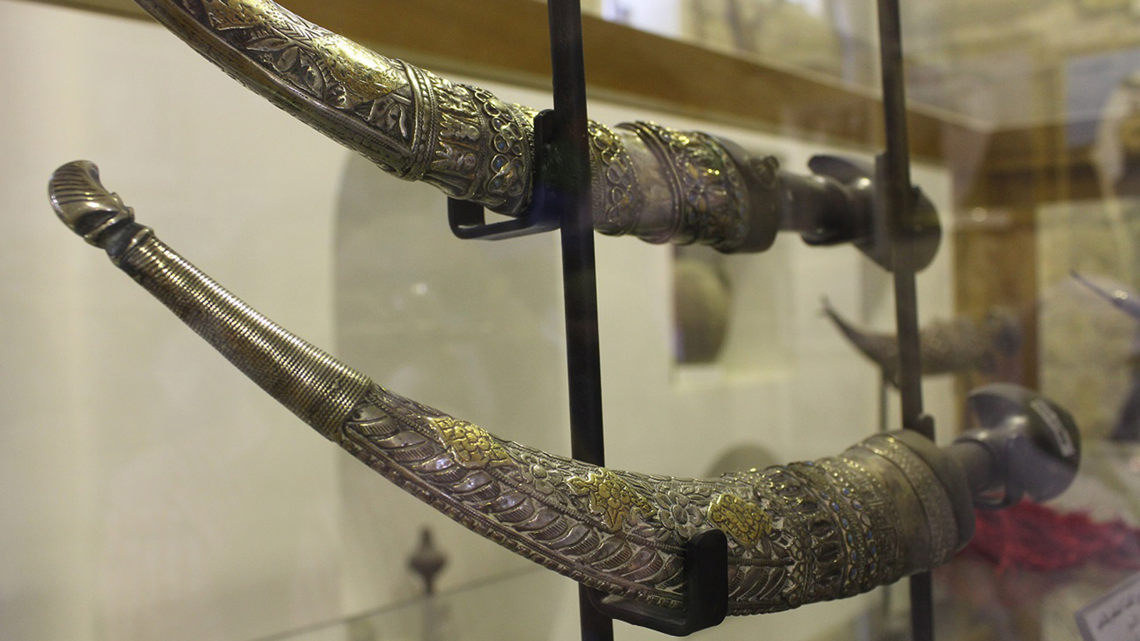 ‪أسلحة مزخرفة في متحف فيصل بن قاسم‬ (الجزيرة)