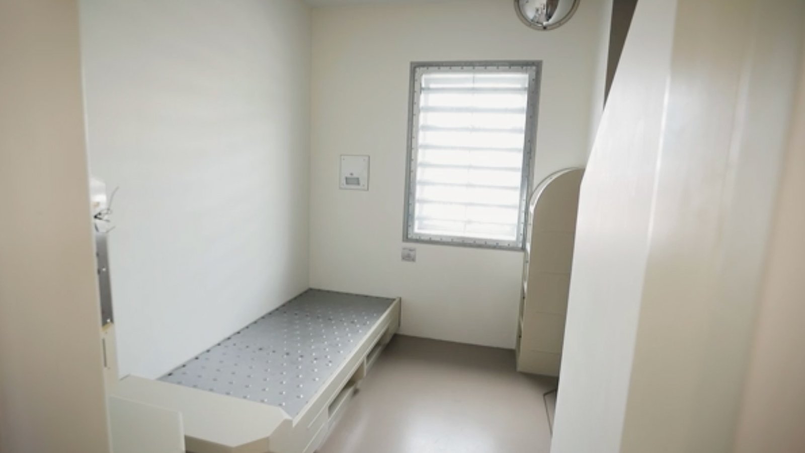 ‪زنزانة في سجن باريموريمو‬ (نيوزيلندا هيرالد)