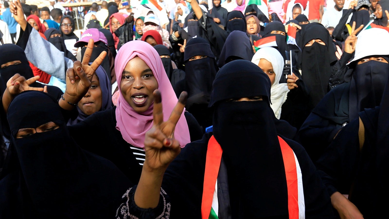 ‪بعض المشاركات في الاعتصام المستمر أمام قيادة الجيش السوداني للضعط عليها من أجل نقل السلطة إلى سلطة مدنية‬ (رويترز)