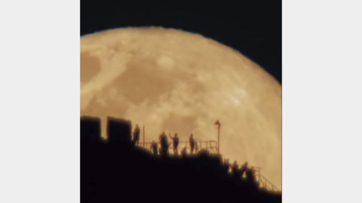 بزوغ القمر من خلف جبل النور