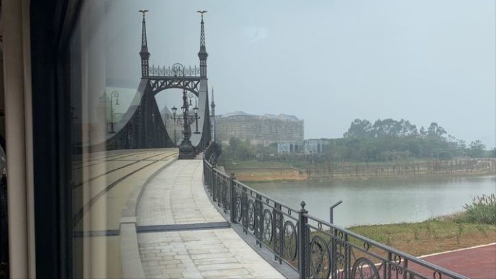 جسر يربط مباني المقر الجديد لهواوي وهو نسخة من جسر الحرية في هنغاريا(رابلر)