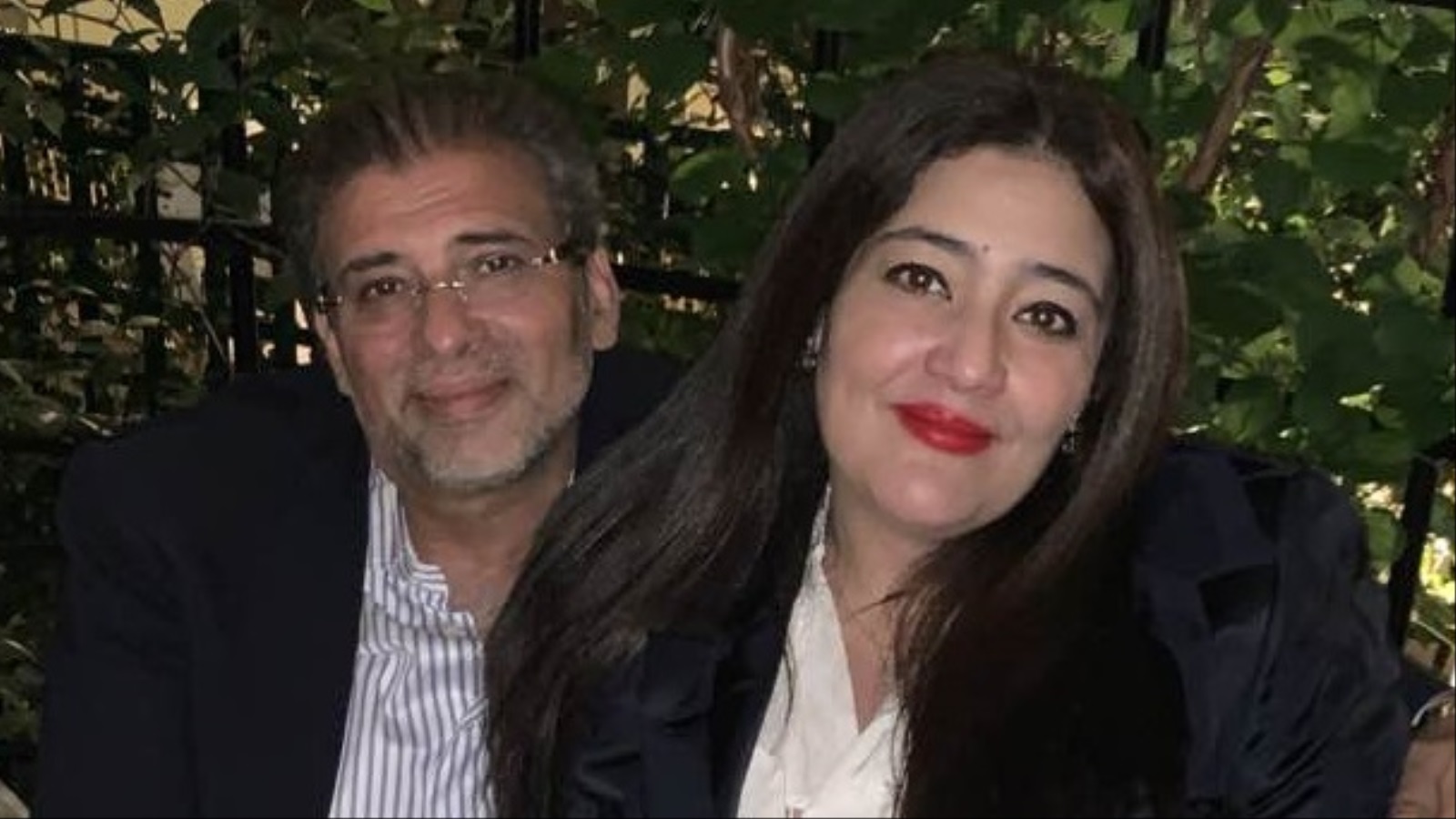 ‪المخرج والنائب البرلماني خالد يوسف وزوجته شاليمار الشربتلي‬ (مواقع التواصل)
