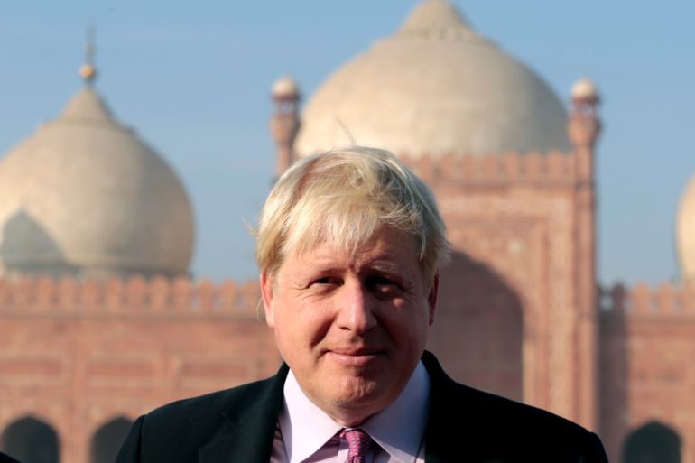 Britain's Foreign Secretary Boris Johnson visits the Badshahi Mosque in Lahore, Pakistan November 25, 2016. REUTERS/Caren Firouz